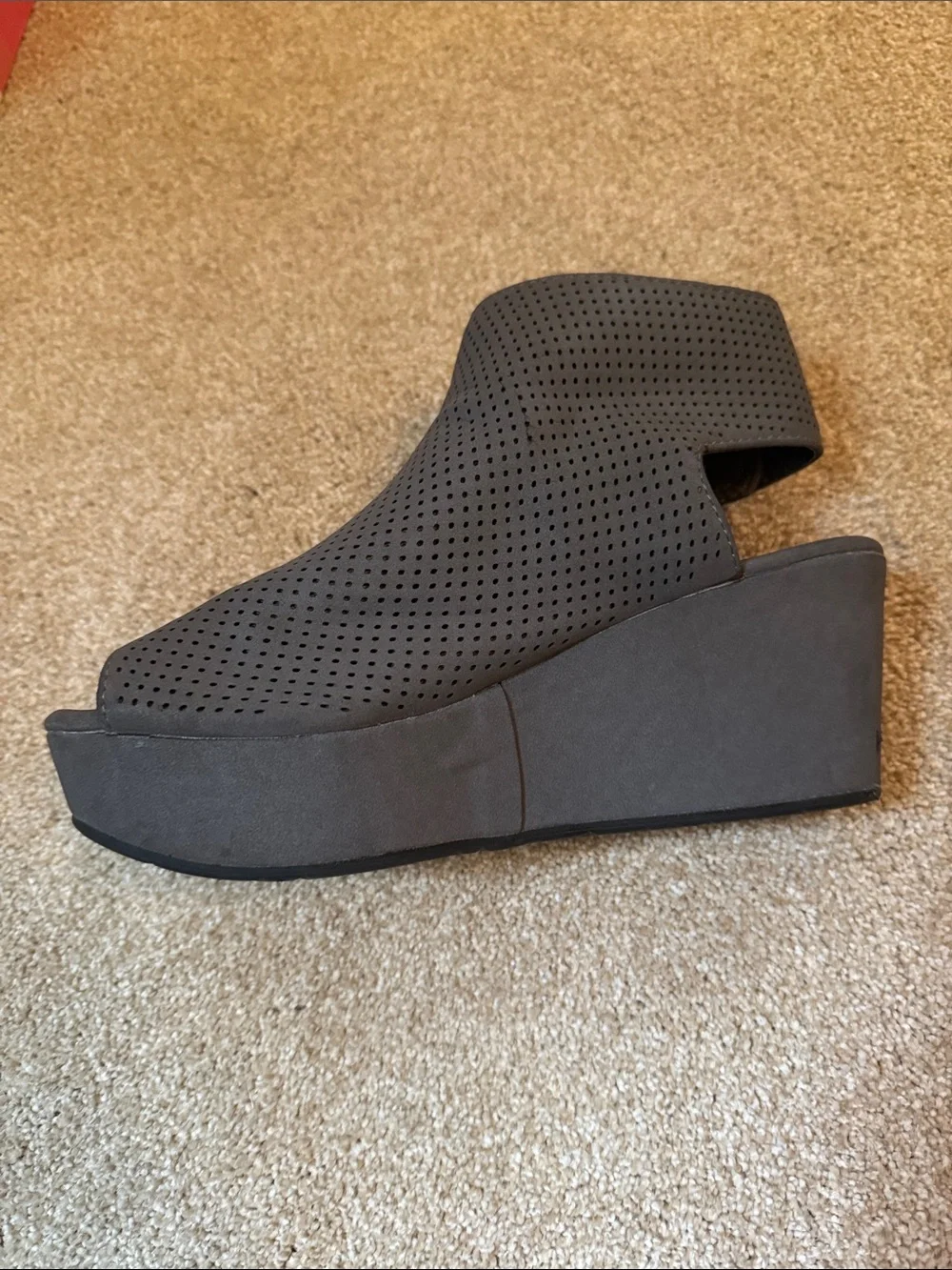 Pierre Dumas breathable perforated